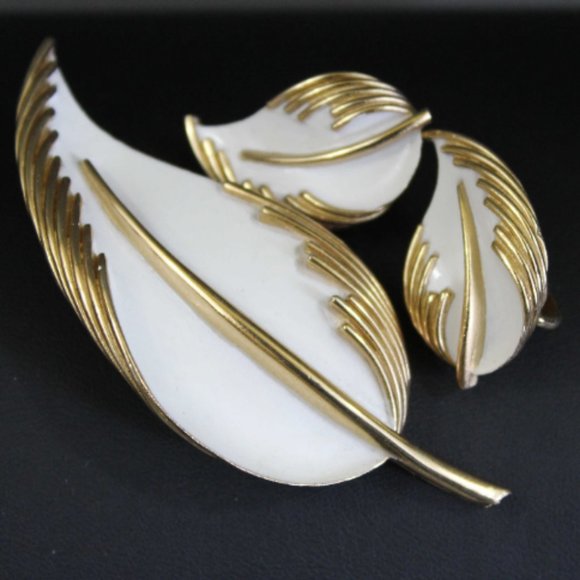 VTG Trifari gold and white leaf brooch and earrings set clip on 1960s signed - Picture 1 of 8